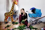 Den svenske  fotograf Kajsa Gullberg i sit hjem i  Københavns Sydhavn, hvor kaos regerer, og kreativiteten rumsterer. Foto: Martin Bubandt 
