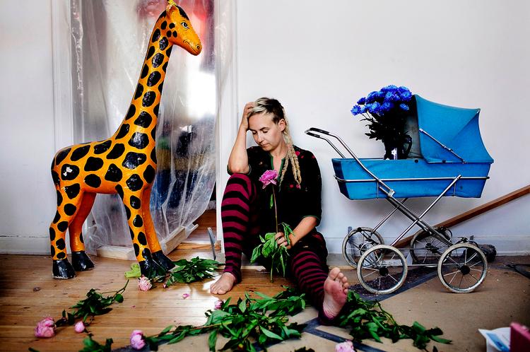 Den svenske  fotograf Kajsa Gullberg i sit hjem i  Københavns Sydhavn, hvor kaos regerer, og kreativiteten rumsterer. Foto: Martin Bubandt 