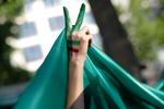 Mens oprøret ulmer, slipper meget få informationer ud af Iran. 