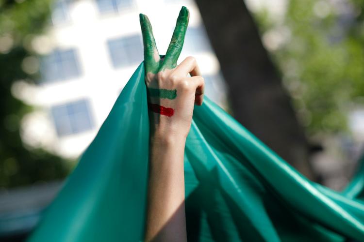 Mens oprøret ulmer, slipper meget få informationer ud af Iran. 