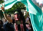 Iranere verden over protesterer over, at Ahmadinejad er blevet kåret som vinder af præsidentvalget. Her er det iranere i Paris, der demonstrerer. 