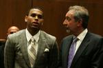 Chris Brown i selskab med sin forsvarer, Mark Geragos, i retten i Los Angeles. 