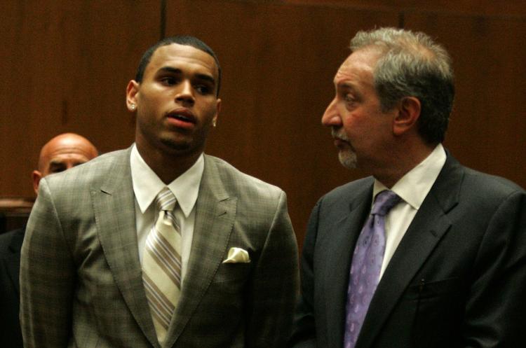 Chris Brown i selskab med sin forsvarer, Mark Geragos, i retten i Los Angeles. 