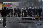 Lørdag slog politiet hårdt ned på demonstranterne, og flere blev dræbt. Den IranskeRevolutionsgarde truer med at slå hårdt ned på fremtidige protester. 