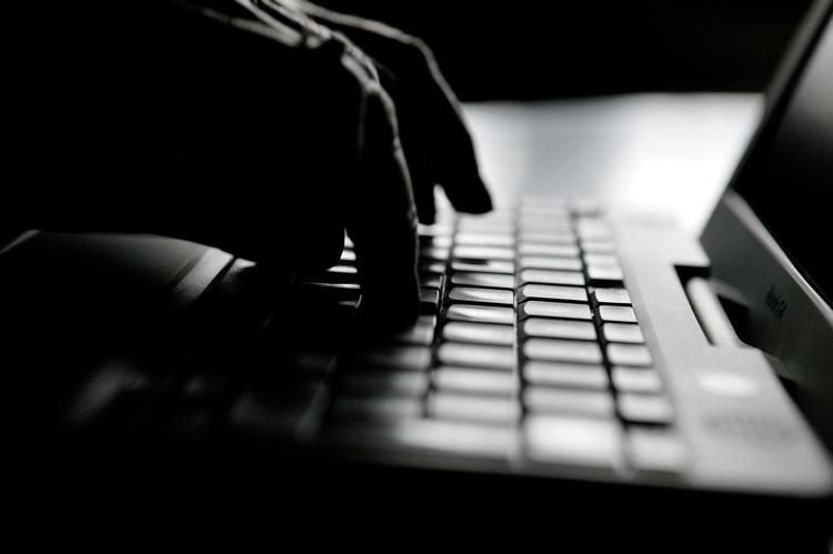 En ung pige opdagede at hendes private billeder blev diskuteret på Facebook. Fona havde solgt hendes gamle computer videre uden at rense den. 