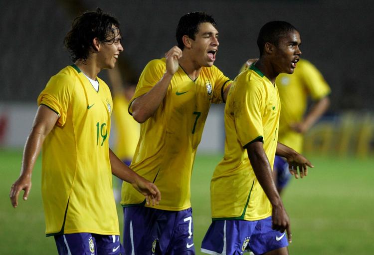 Douglas Costa (th) jubler efter en scoring mod Uruguay ved de sydamerikanske U20-mesterskaber i Venezuela i slutningen af januar. Arkivfoto. 