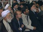 Irans præsident Ahmadinejad lytter til landets øverste leder, Ayatollah Ali Khamenei, under fredagsbønnen en uge efter det omdiskuterede præsidentvalg. 