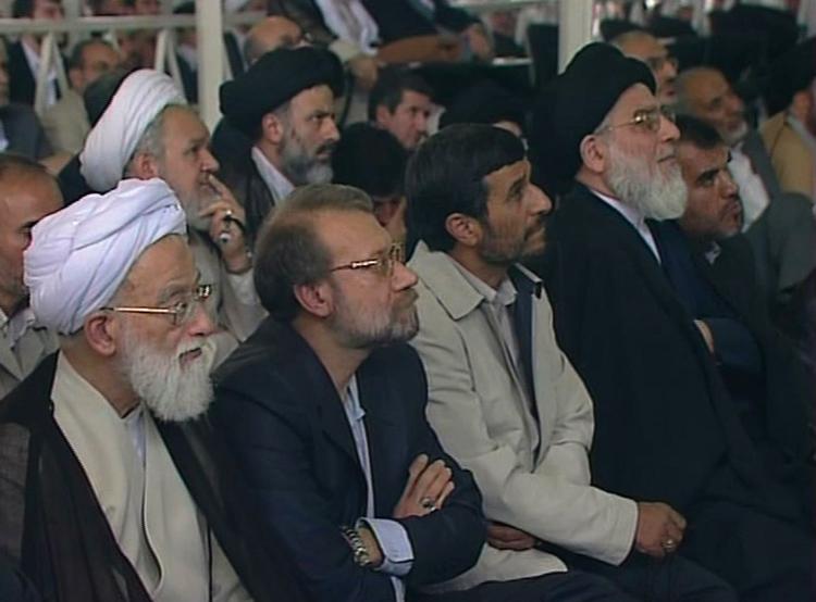 Irans præsident Ahmadinejad lytter til landets øverste leder, Ayatollah Ali Khamenei, under fredagsbønnen en uge efter det omdiskuterede præsidentvalg. 