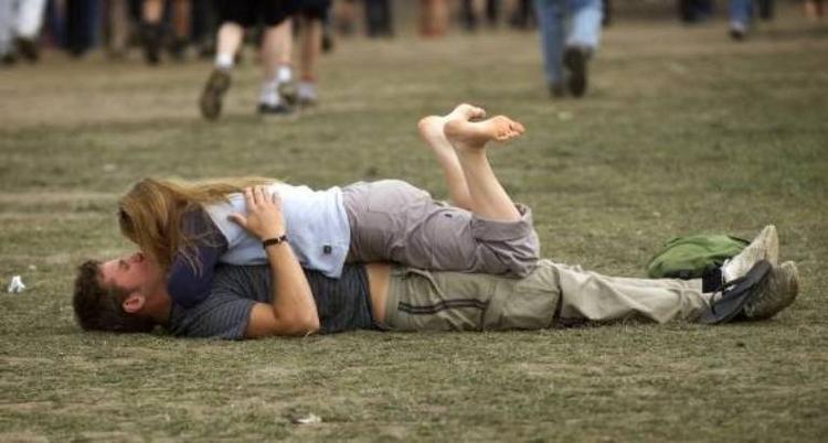 Kysseglade festivalgæster kan støtte et godt formål, når MTV samler ind til 'Kiss For Climate'-velgørenhedsprojektet. 