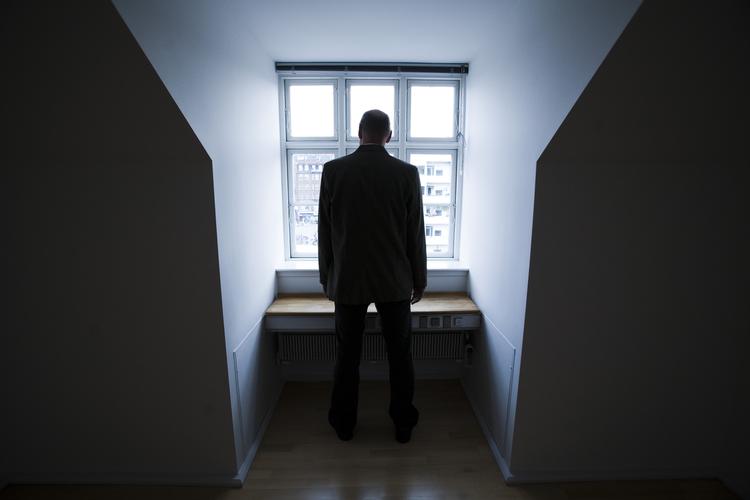 Mange alvorligt syge opdager ikke, at han eller hun har penge til gode hos pensionsselskabet. Det vil et flertal i Folketinget rette op på. 