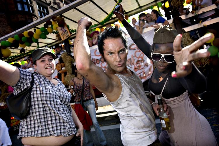 Lesbiske og bøsser går hvert år gennem det indre København ved den farverige Gay Pride. Billedet er fra sidste års march. 