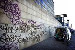 Der blev blandt andet skrevet graffiti på Nordeas facade. 