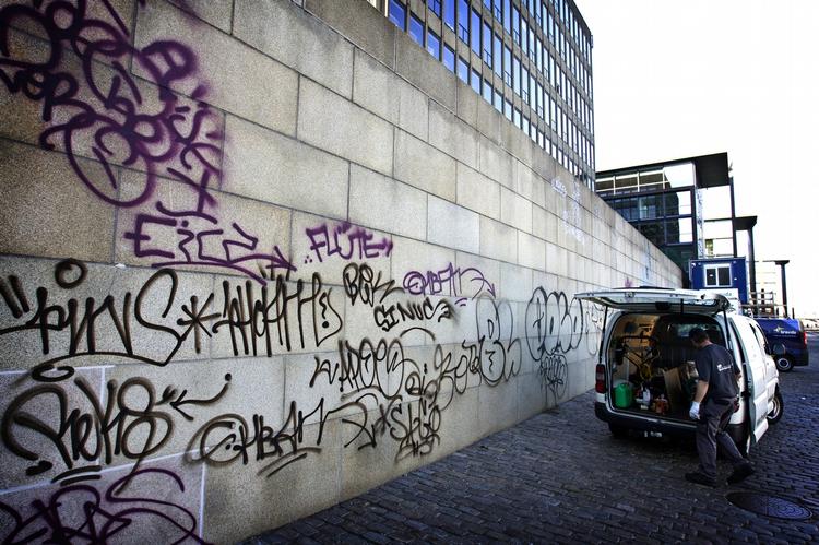 Der blev blandt andet skrevet graffiti på Nordeas facade. 