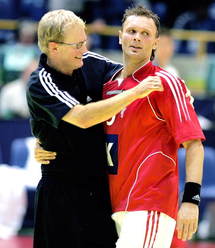 Ulrik Wilbek, der regner med snart at have et landshold igen, er i dag til EM-lodtrækning i Wien, mens veteranen Lars Christiansen forsøger at løse lønkonflikten ved forhandlingsbordet. Arkivfoto: Lars Poulsen 