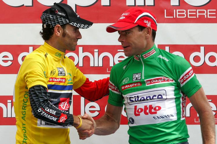 Alejandro Valverde (tv) vandt tidligere på måneden Dauphine Libere i Frankrig. Men i Italien kan spanieren ikke køre på grund af en dopingdom. Arkivfoto. 