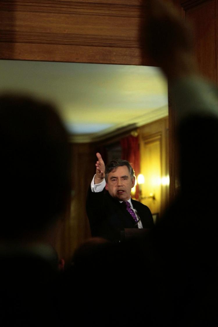 Premierminister Gordon Brown er klar med 92 sider om nye love og regler for parlamentsmedlemmer. 