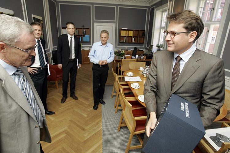 PET Commission Chairman Leif Aamand handed over 4,600 pages in 16 volumes to Justice Minister Brian Mikkelsen today. 