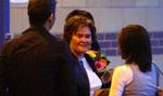 Susan Boyle foran 'Birmingham National Indoor Arena' i det  centrale England, ved det første liveshow efter hun vandt anden pladsen i 'Britains Got Talent'. Der var meget virak om hun overhovedet ville optræde, men denne gang kunne skrigende fans nyde både sang og fingerkys fra Boyle. 