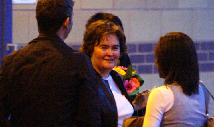Susan Boyle foran 'Birmingham National Indoor Arena' i det  centrale England, ved det første liveshow efter hun vandt anden pladsen i 'Britains Got Talent'. Der var meget virak om hun overhovedet ville optræde, men denne gang kunne skrigende fans nyde både sang og fingerkys fra Boyle. 