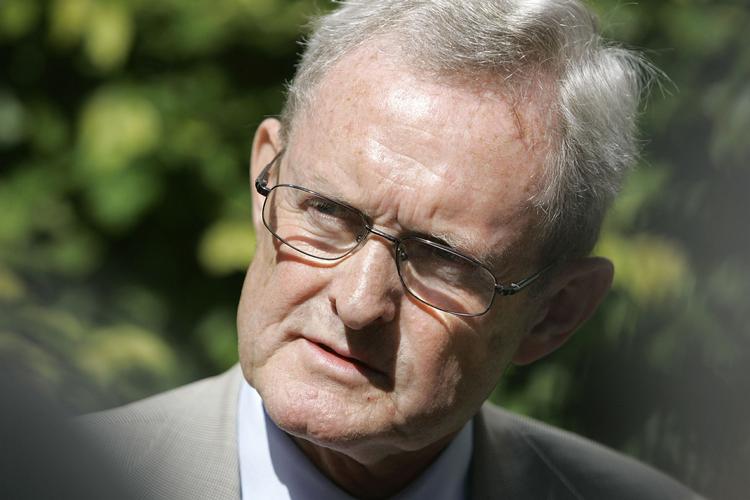 PET-kommisionens formand Leif Aamand forlader Justitsministeriet efter at have overrakt rapporten til justitsminister Brian Mikkelsen. 