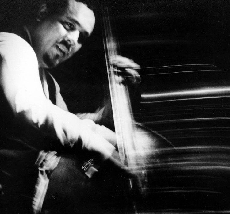 Han var ikke nem at omgås, bassisten Charles Mingus. Faktisk røg han i retten og fik en betinget dom for at slå en kollega. Men som komponist var han en af dem, der i 1959 gav jazzen et ordentligt spark fremad. 