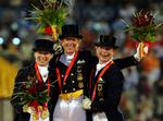 Det tyske dressurhold ved OL jubler over guld sidste år i Kina. Isabel Werth ses til højre. Arkivfoto. 
