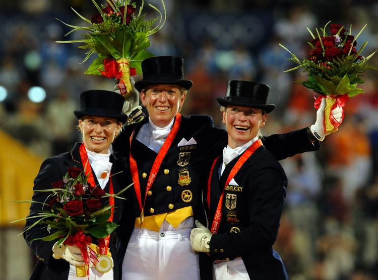Det tyske dressurhold ved OL jubler over guld sidste år i Kina. Isabel Werth ses til højre. Arkivfoto. 
