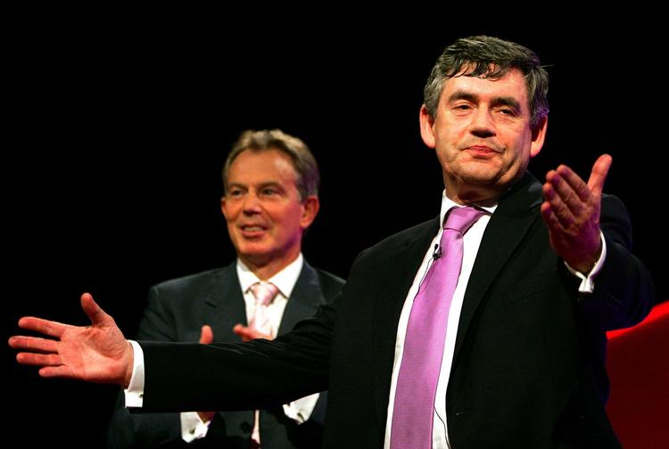 Premierminister Gorden Brown og den forhenværende britiske leder Tony Blair kan se frem til en offentlig høring om krigen i Irak. 