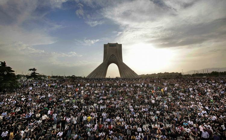 Politiken tager initiativ til at samle underskrifter sammen, som vil blive overbragt den iranske ambassadør i Danmark, Naser Jasbi. Arkivfoto fra demonstration i Iran. 
