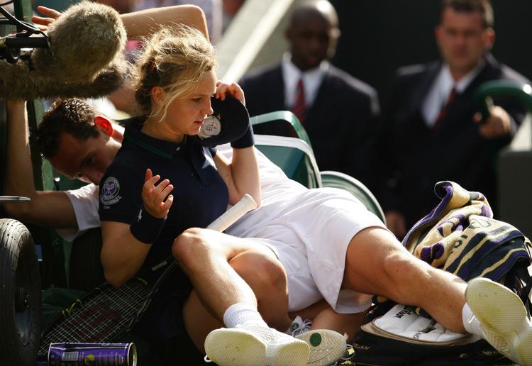 Michael Llodra væltede ind over boldpigen, og efterfølgende måtte han trække sig fra opgøret med Tommy Haas. 