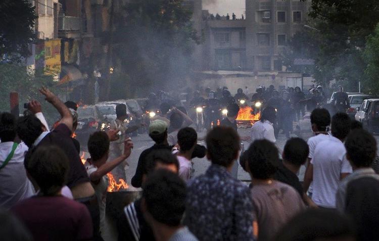 Demonstranerne i Iran startede deres protester som en reaktion på svindel ved valget 12. juni. Her ses demonstranter mod sikkerhedsstyrker 20. juni. Arkivfoto. 