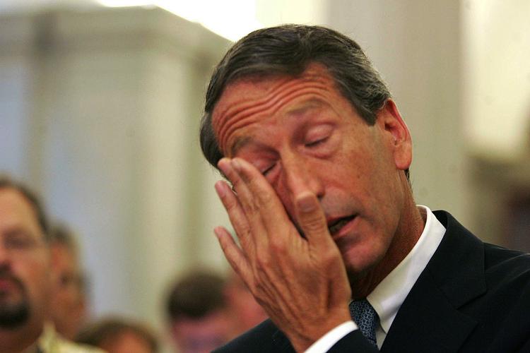 Mark Sanford tører øjnene efter at have fortalt pressen, hvorfor han pludselig forsvandt en uge. 