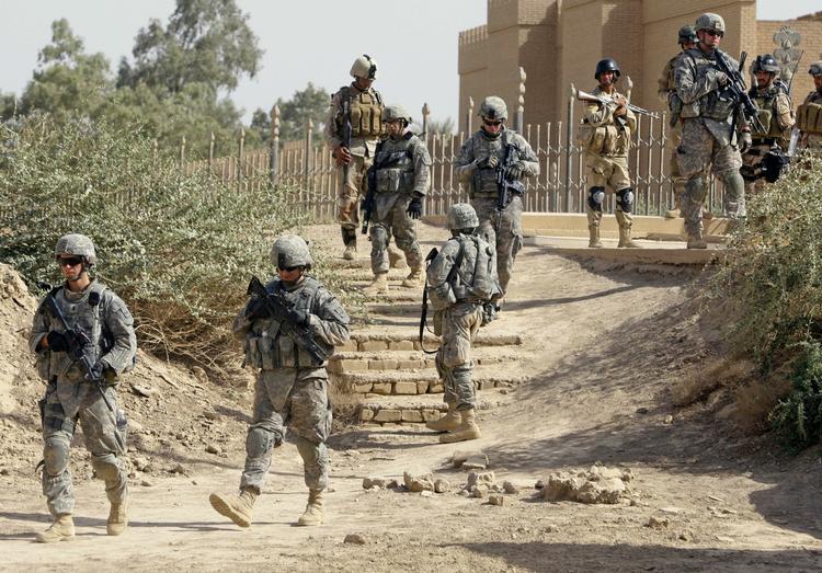 Amerikanske soldater på patrulje i Babylon i onsdags. Samme dag som 72 mennesker blev dræbt af en enorm bilbombe i Iraks hovedstad Bagdad. 