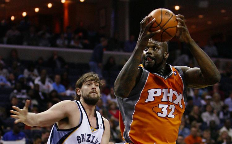 Shaquille O'Neal (th.) har igennem en årrække været en af de mest efterspugte centere i NBA, og nu går turen formentlig fra Phoenix Suns til Cleveland Cavaliers. Arkivfoto. 