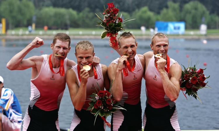 Mads Kruse Andersen - nr. tre fra venstre  - jubler over guldmedaljen ved OL sidste år. De andre roere er fra venstre: Thomas Ebert, Morten Jørgensen og Eskild Ebbesen. 