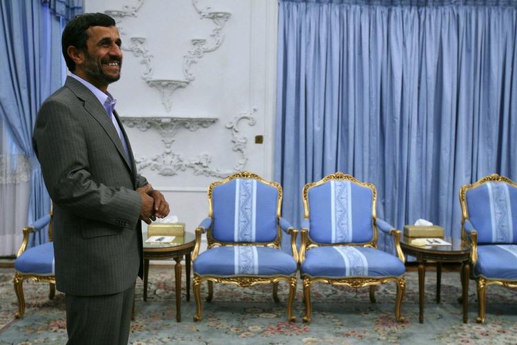 Mahmoud Ahmadinejad fik ifølge det officielle resultat 63 procent af stemmerne. Mange ville dog ikke fejre det med ham. 