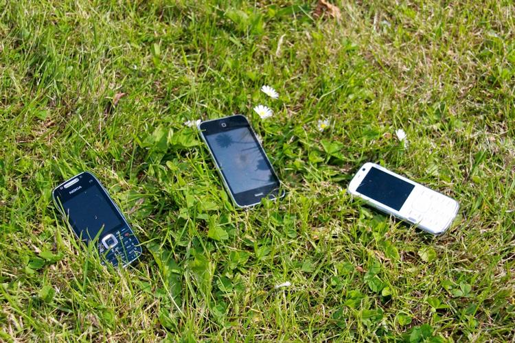 Nokia E75, iPhone 3G og Sony Ericsson C702 - alle med gps. Men sidstnævnte virkede ikke, og Nokia-telefonerne kan ikke navigere uden adresser. 