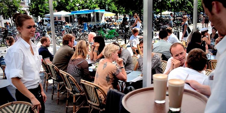 finanskrise? Når en clubsandwhich til 159 kr. kan tiltrække så mange mennesker til Cafe Europa, må der være noget helt særligt ved den kylling. Og det er der også. 
