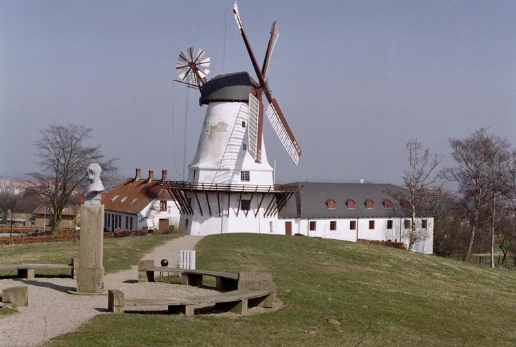 Møllen ved Dybbøl / Düppel. Formand for tysk mindretal vil have danske byer i Sønderjylland stavet på tysk. 