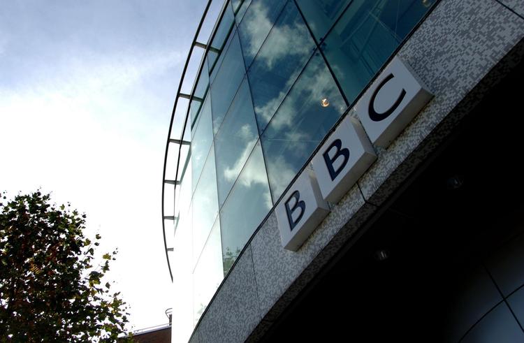 BBC vil også fortælle hvor meget, der i alt bliver brugt på honorarer til stjerneskuespillere og værter, men vil ikke oplyse, hvad hver enkelt får. 