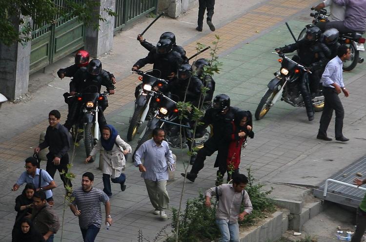 Medlemmer af Basij-militsen er ofte blevet set på motorcykler i gaderne med knipler hævet over hovedet i de seneste ugers uroligheder i Iran. 