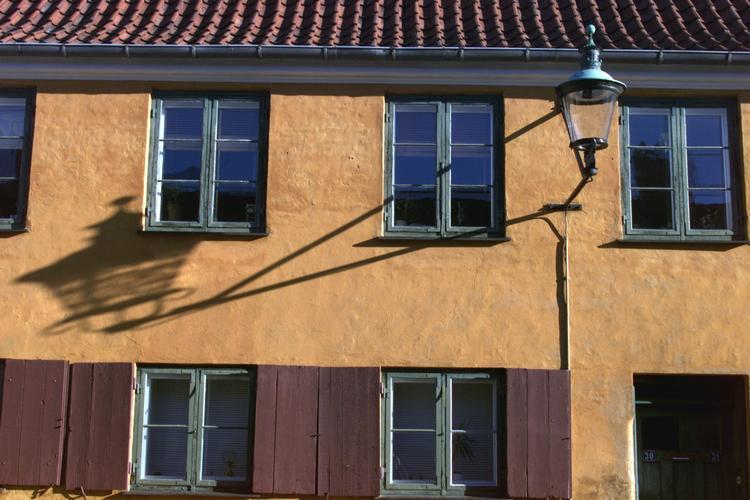 Selv Nyboders nyeste bygninger stammer helt tilbage fra 1800-tallet. Arkivfoto. 