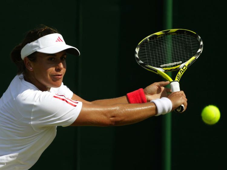Anabel Medina Garrigues returnerer en bold i sejren i dag over Tathiana Garbin fra Italien. 