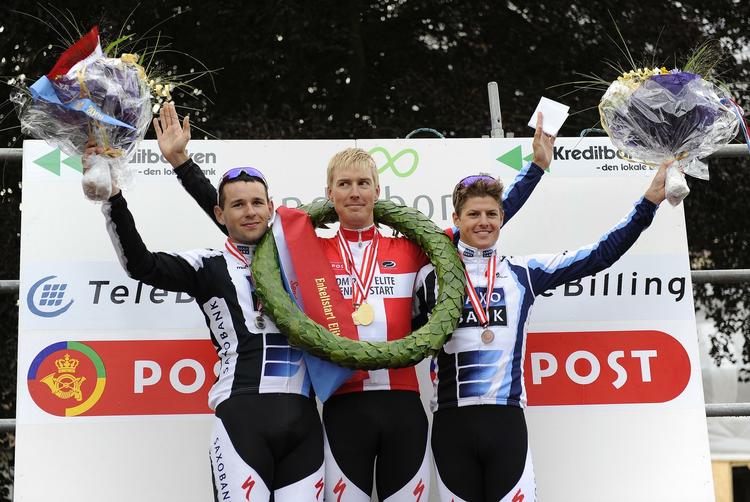 Team Saxo Bank sad tungt på topplaceringerne ved DM  i enkeltstart. Her ses vinderen Lars Bak (midt), sølvvinder Alec Rasmussen ( th ) og Jakob Fuglsang. Alle fra Team Saxo Bank. 