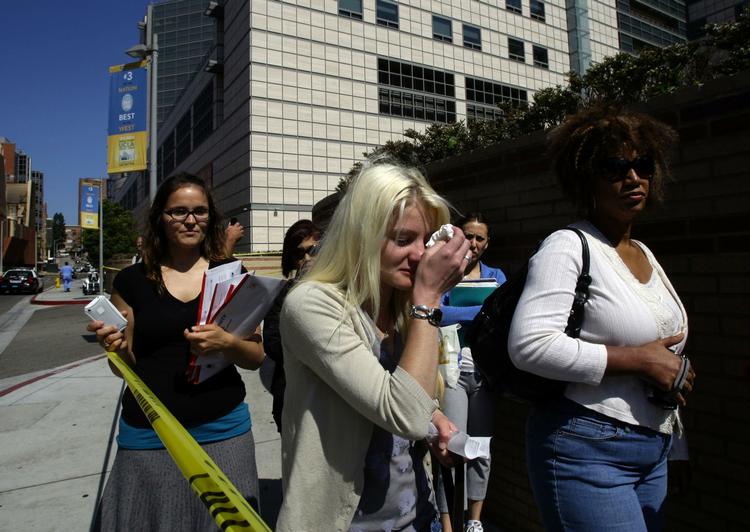 En grædende kvinde foran UCLA Medical Center, sygehuset i Los Angeles, hvor Michael Jackson døde sent torsdag aften dansk tid. 