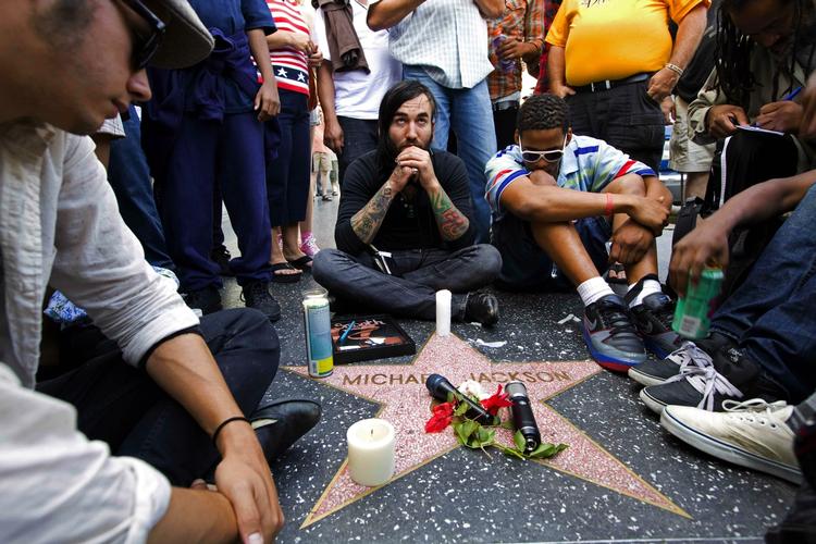 Verden er i chok efter nyheden om Michael Jacksons død. Her mindes folk i L.A. superstjernen. 