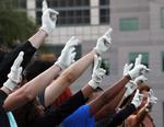 Folk foran UCLA Hospital i Los Angeles mindedes deres ikoniske helt. 