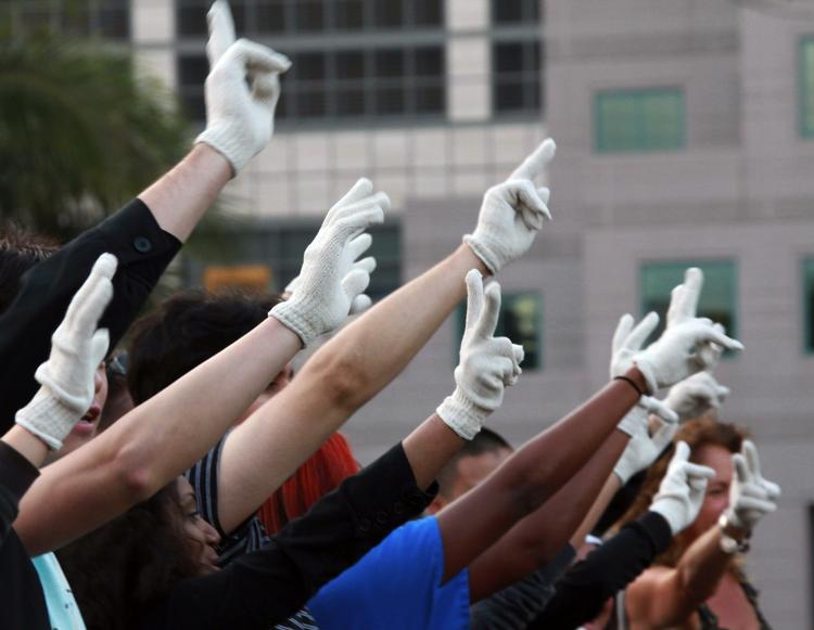 Folk foran UCLA Hospital i Los Angeles mindedes deres ikoniske helt. 