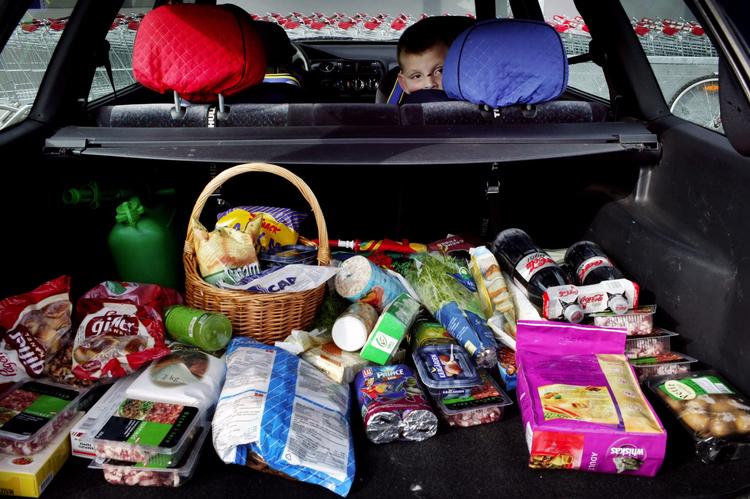 Casper venter i bilen, mens hans mor Tina Pedersen har købt ind i Fakta i Jyderup. Arkivfoto. 