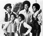 Udateret foto af Jackson 5: Michael Jackson forrest til højre,  Marlon Jackson til venstre, Tito Jackson, bagest til venstre ved siden af Jackie Jackson og Jermaine. 